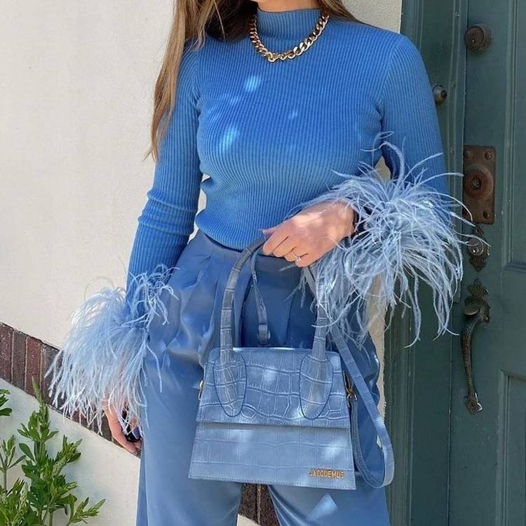 look todo azul com suéter canelado de plumas nos punhos como usar look com plumas