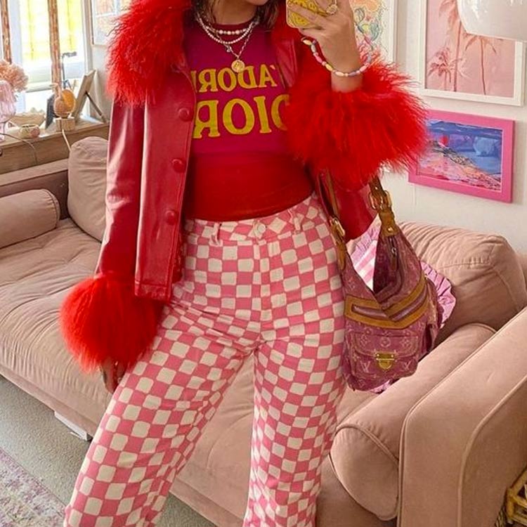 jaqueta vermelha de couro com plumas na gola e nos punhos looks coloridos com vermelho e rosa