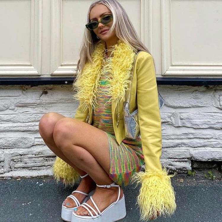 jaqueta de couro amarela com plumas nos punhos e na gola looks criativos com plumas