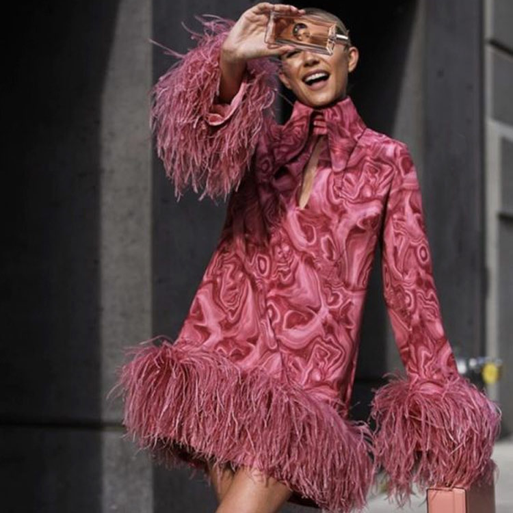 vestido rosa com estampa psicodélica e detalhes de plumas como usar plumas