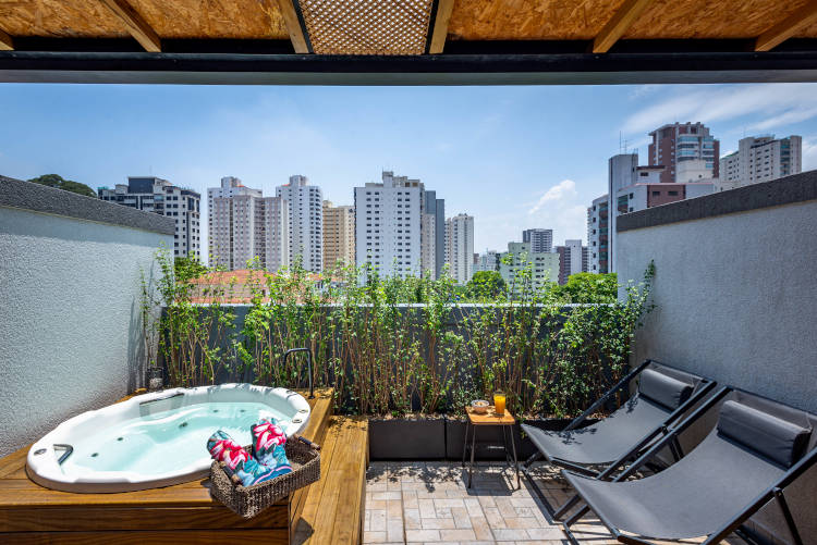 Sobrado pequeno com hidromassagem. Varanda com hidromassagem.