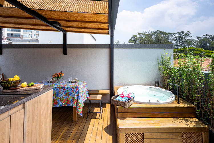 Terraço coberto. Sobrado pequeno com terraço.