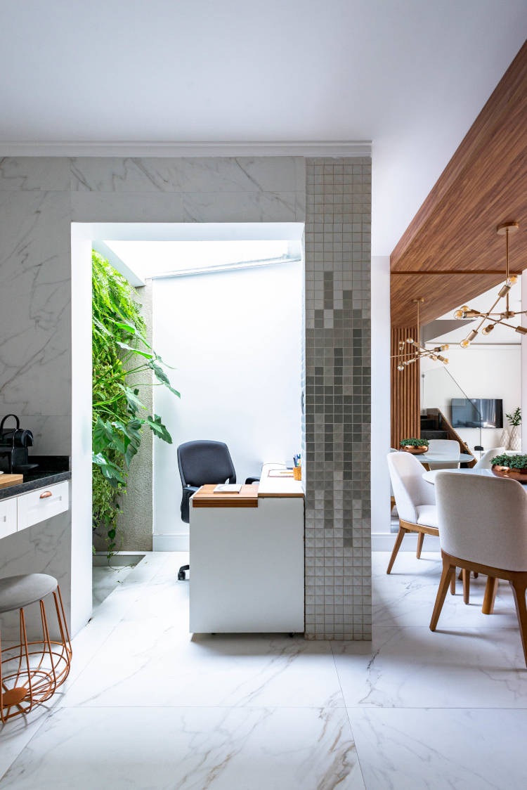 Home office pequeno. Home office com teto de vidro.