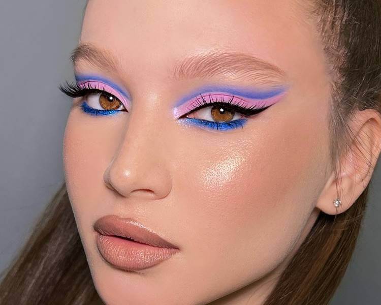 Modelo com maquiagem com sombra azul. Foto de modelo com maquiagem sombra azul.