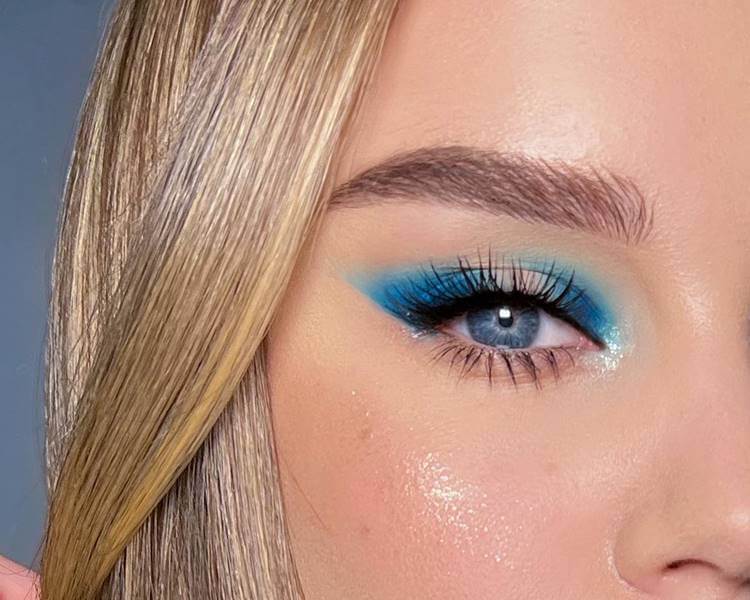 Modelo com maquiagem com sombra azul. Foto de modelo com maquiagem sombra azul.