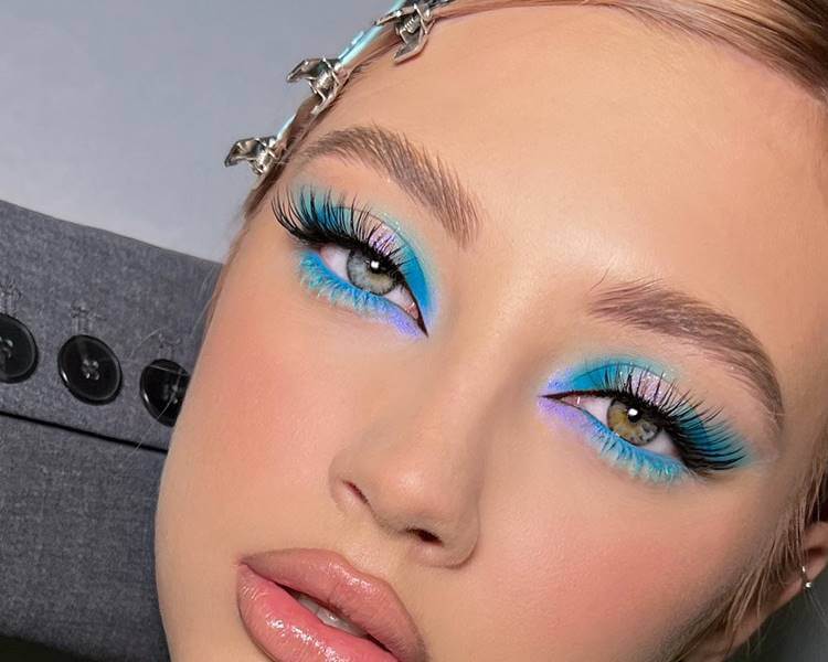 Modelo com maquiagem com sombra azul. Foto de modelo com make.