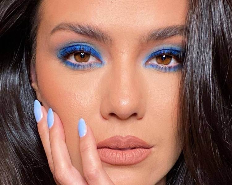 Modelo com maquiagem com sombra azul. Foto de modelo com make.