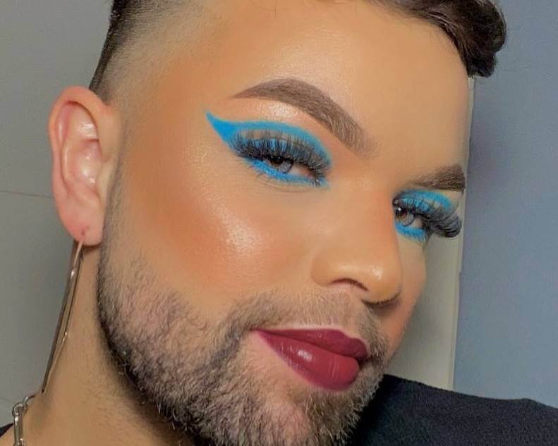 Modelo com maquiagem com sombra azul. Foto de modelo com maquiagem sombra azul.