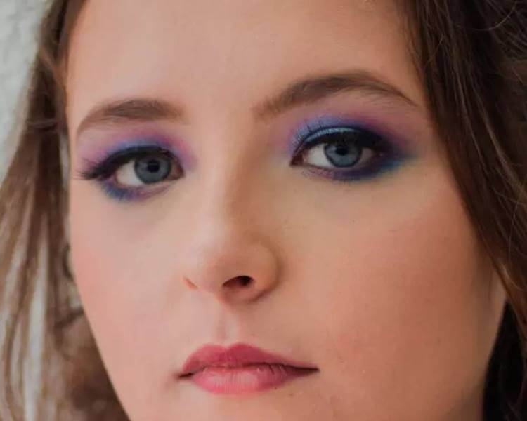 Modelo com maquiagem com sombra azul. Foto de modelo com maquiagem sombra azul.