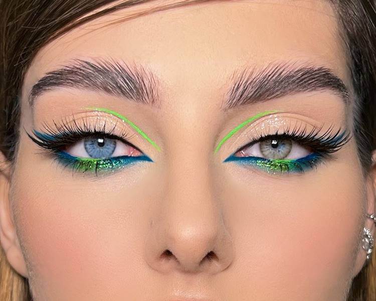 Modelo com maquiagem com sombra azul. Foto de modelo com make.