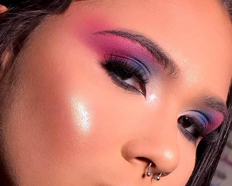 Modelo com maquiagem com sombra azul. Foto de modelo com make.