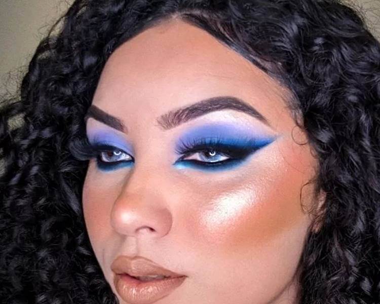 Modelo com maquiagem com sombra azul. Foto de modelo com make.
