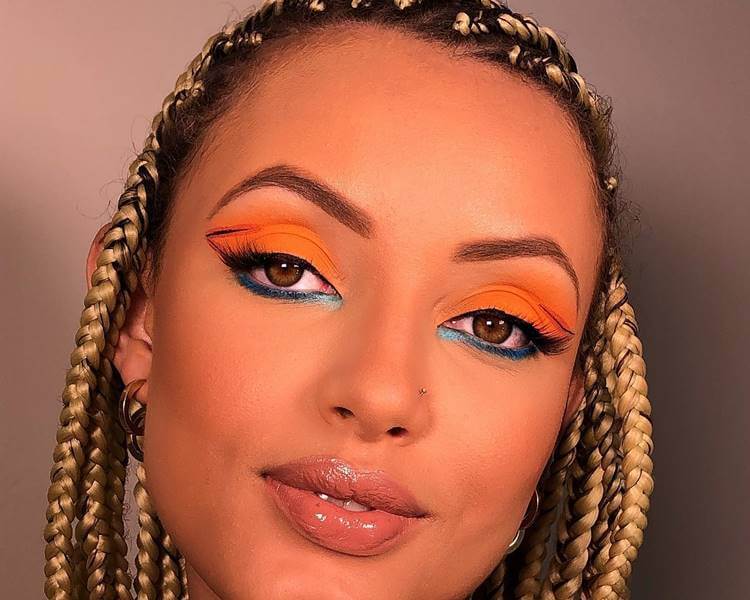 Modelo com maquiagem com sombra azul. Foto de modelo com make.