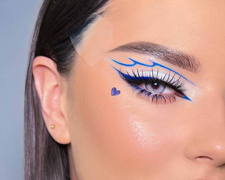 Modelo com maquiagem com sombra azul. Foto de modelo com maquiagem sombra azul.