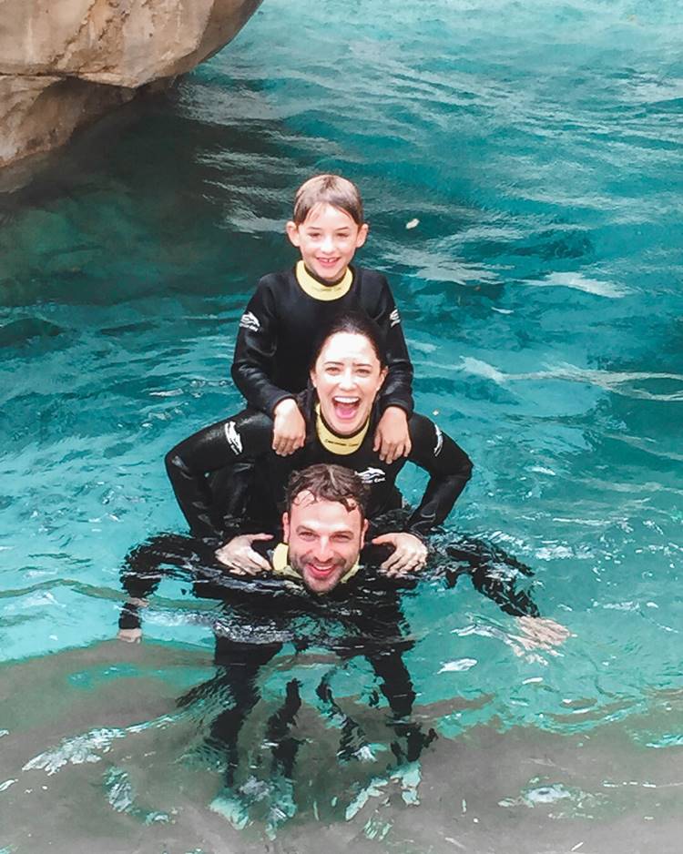 Atriz Fernanda Vasconcellos, ator Cássio Reis e Noah, filho de Cássio, nadando em piscina em Orlando. Foto de Noah, Fernanda Vasconcellos e Cássio Reis.
