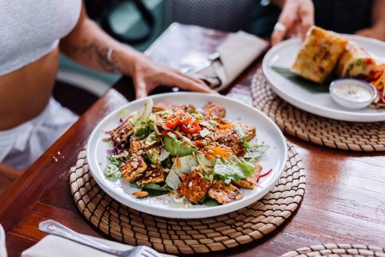 prato de salada com alface, cenoura, cebola, tofu grelhado e grãos prato de salada