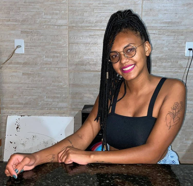Jessi de cabelos pretos e óculos Jessi com tranças