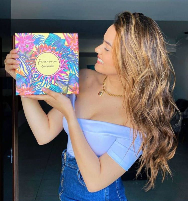 Eslovênia com mechas Eslovênia com cabelo castanho iluminado