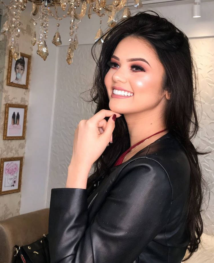 Eslovênia com cabelo preto Eslo com cabelo preto