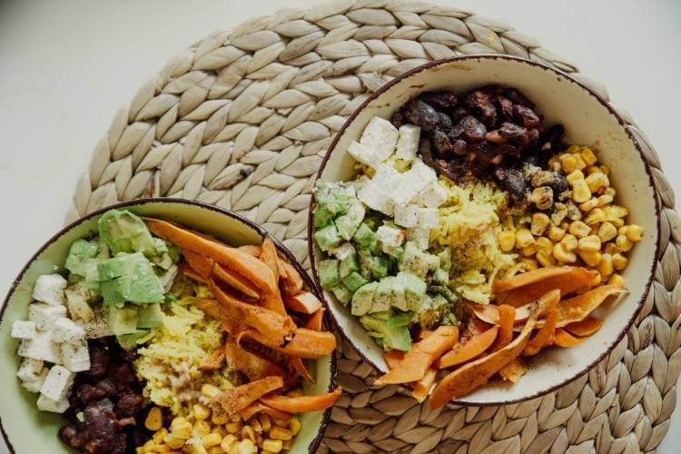 tigelas com arroz, feijão preto, batata doce, avocado, tofu e milho tigelas com arroz, feijão e legumes