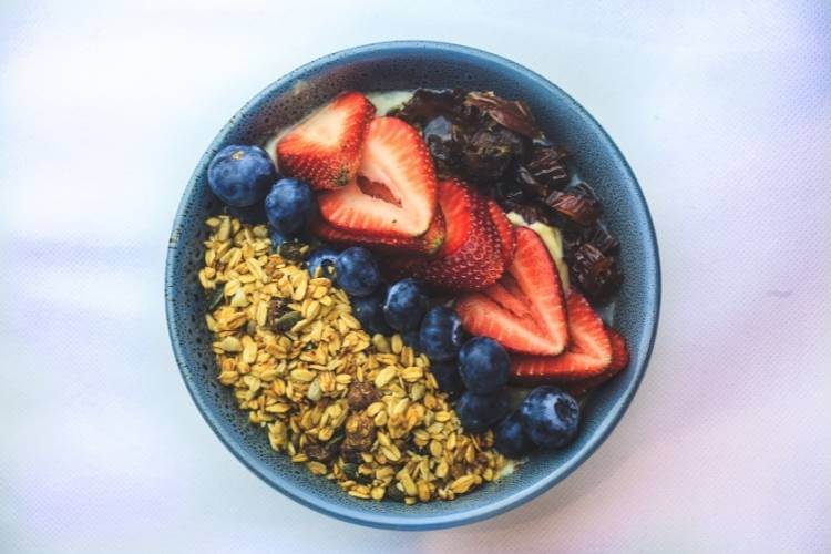 bowl de iogurte com granola e frutas alimentação saudável no verão