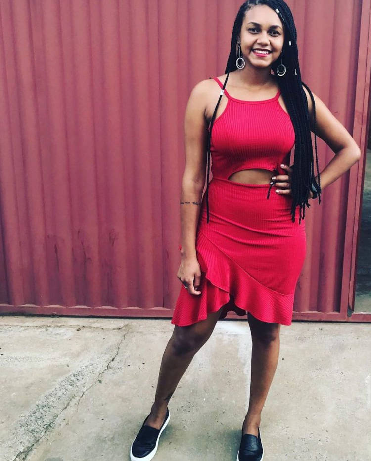 Jessilane Alves com o cabelo trançado e longo Jessi com cabelos grande