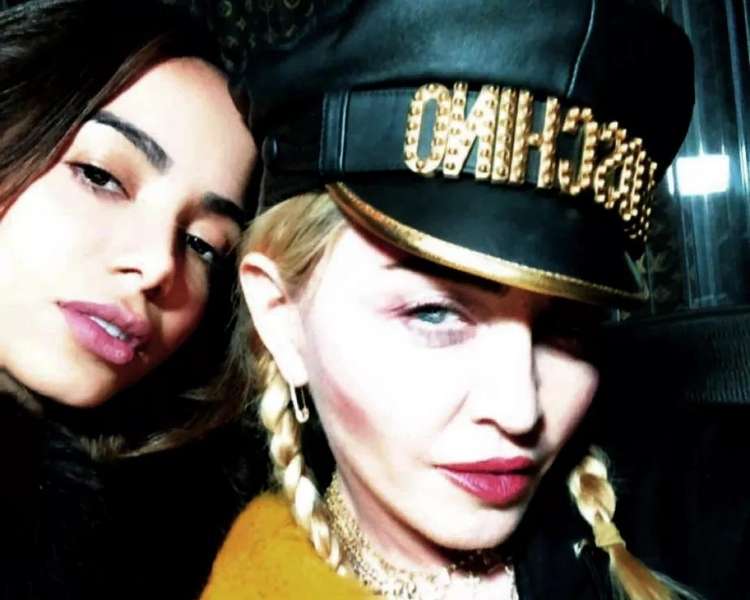 Foto da cantora com Madonna.