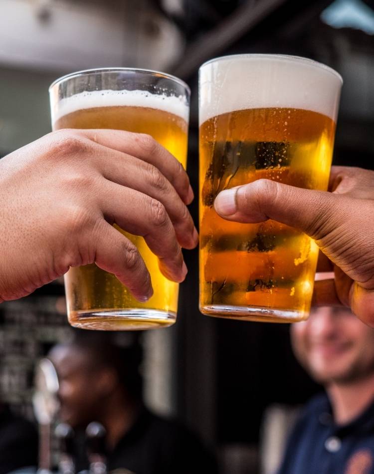 Brinde com copo de cerveja.