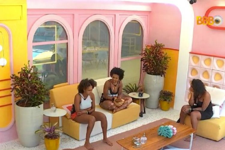 As "comadres" conversam após prova do líder
