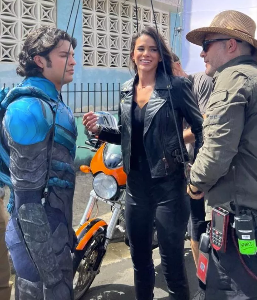Bruna Marquezine e o ator Xolo Maridueño no set de Besouro Azul. Ele está com a fantasia azul do super-herói