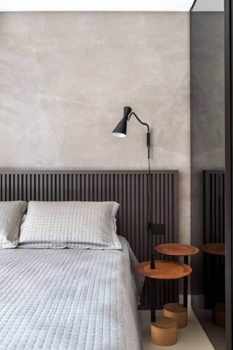 Quarto de casal com parede de cimento queimado. Quarto com décor industrial.