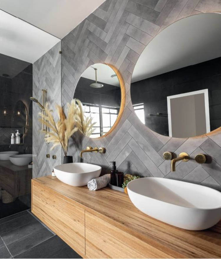 Banheiro duplo com décor industrial. Banheiro com duas cubas e dois espelhos.