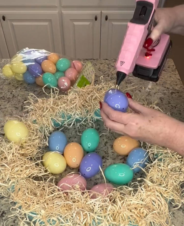 Colando os ovos coloridos.