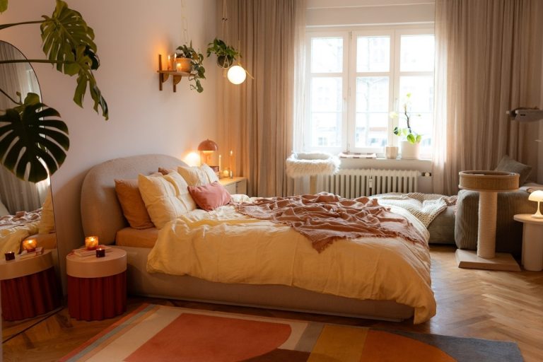 A imagem representa um ambiente harmonioso de Feng Shui, destacando uma cama estrategicamente posicionada para um sono tranquilo. Possui iluminação suave e decoração minimalista, promovendo equilíbrio. Elementos de Feng Shui como disposição dos móveis e cores sutis são visíveis, atraindo energias positivas.
