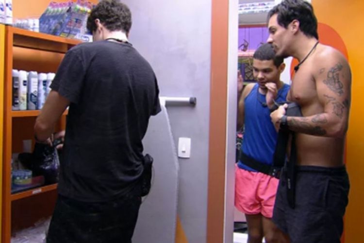 Lucas teve que devolver todos os produtos para a despensa Lucas teve que devolver todos os produtos para a despensa