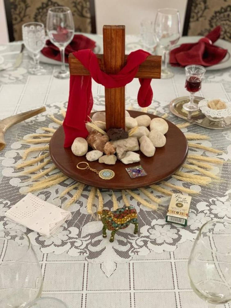 Centro de mesa com decoração de Páscoa cristã.
