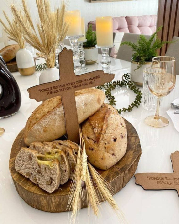 Páscoa cristã com pão na decoração.