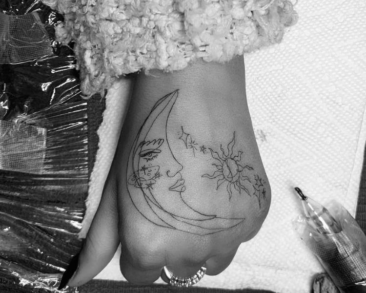 Foto tatuagens de Ariana Grande.