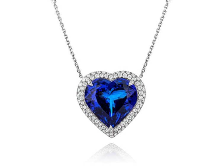 Colar L'amour: Foto de colar em formato de coração, cravejado de diamantes