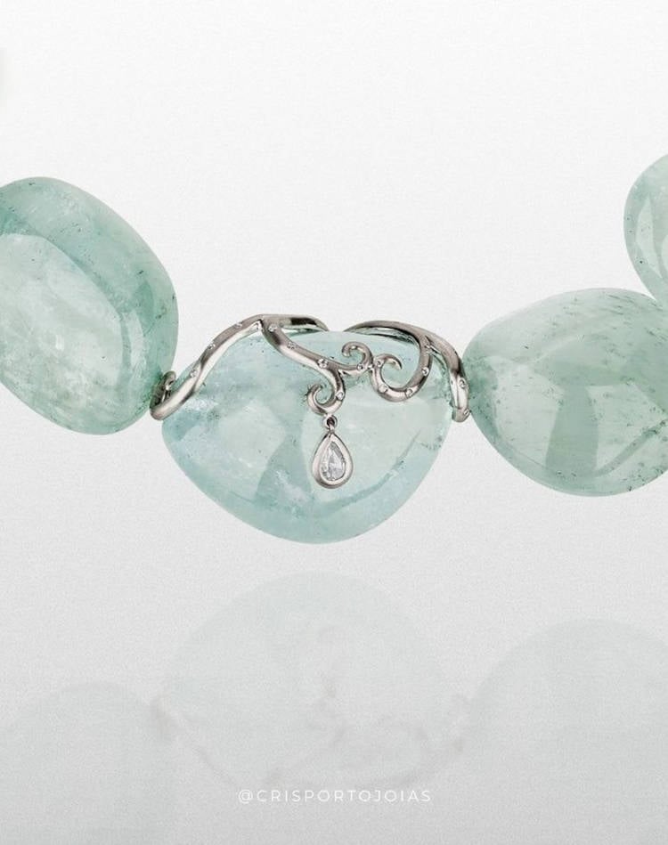Nova coleção da Cris Porto Joias: Foto de três pedras preciosas em azul claro.