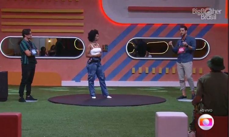 Natália dá placa de atitude de centavos para Gustavo no Jogo da Discórdia do BBB 22 Natália dá placa de atitude de centavos para Gustavo