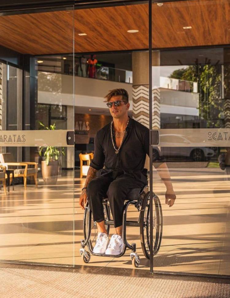 Fernandes com cadeira de rodas