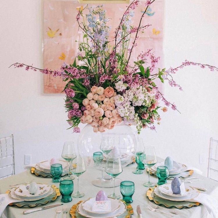 mesas de Páscoa com arranjo de flores