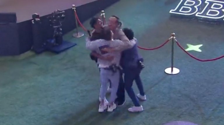 Tadeu Schmidt e os finalistas do BBB 22