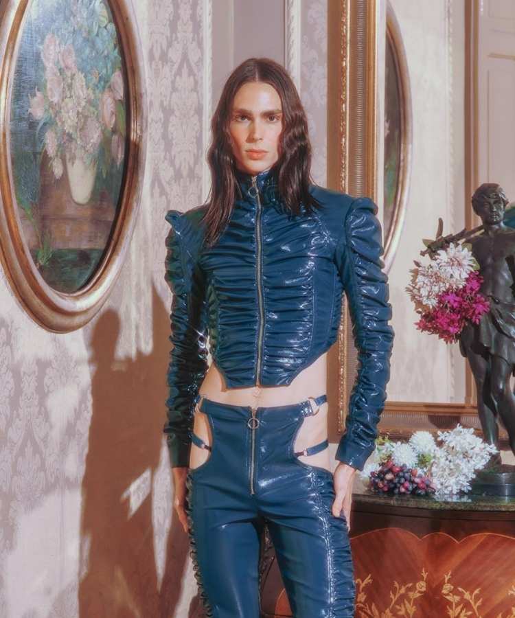 Foto de modelo usando jaqueta corset da marca Bold Strap.