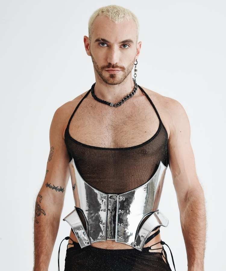 Foto de modelo homem usando corset.