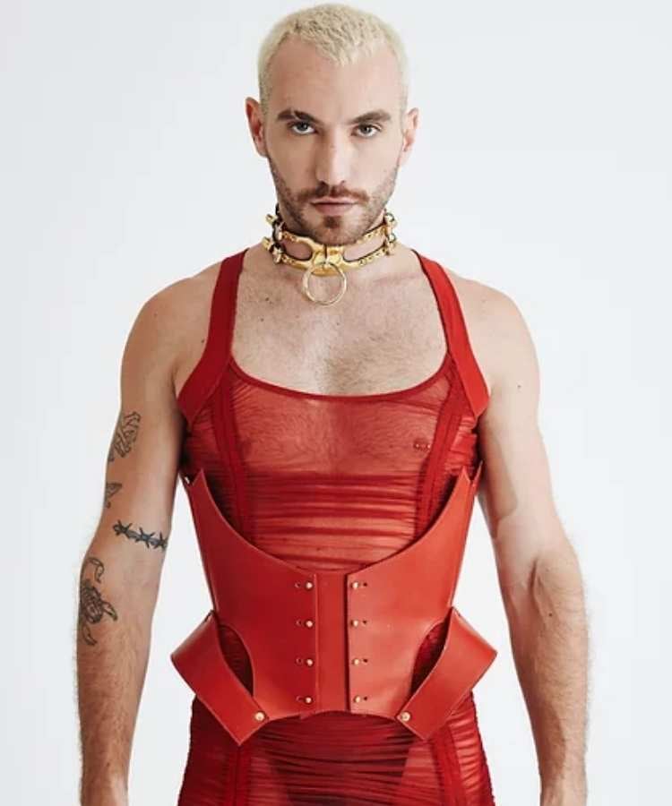 Foto de homem usando corset.