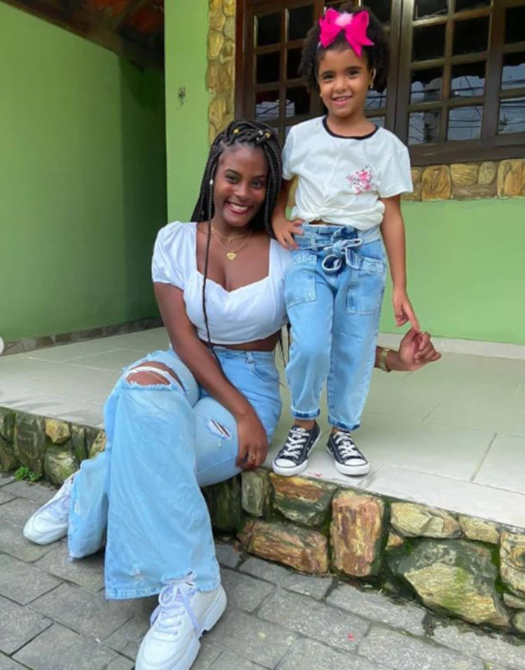 Dayane e sua filha com roupas combinando.