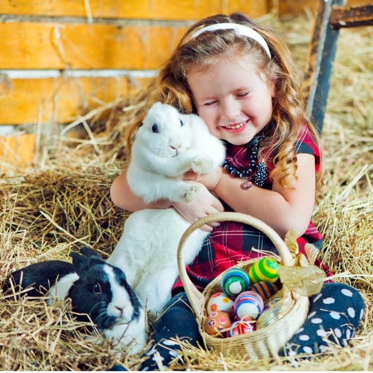 Foto de menina com coelhos.