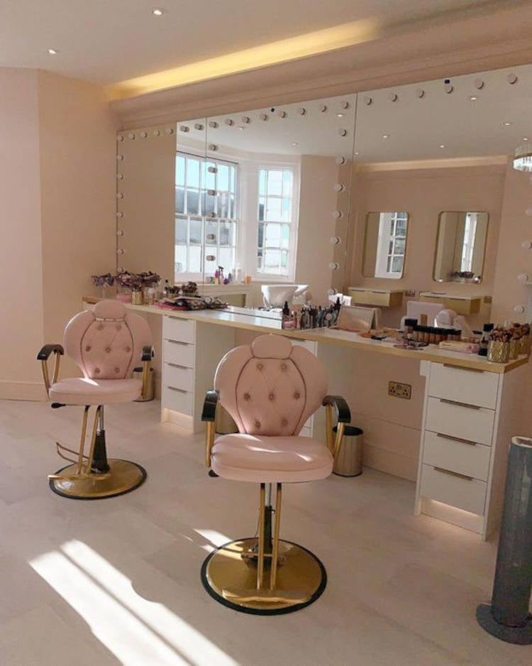 Salão de beleza com sala de maquiagem.